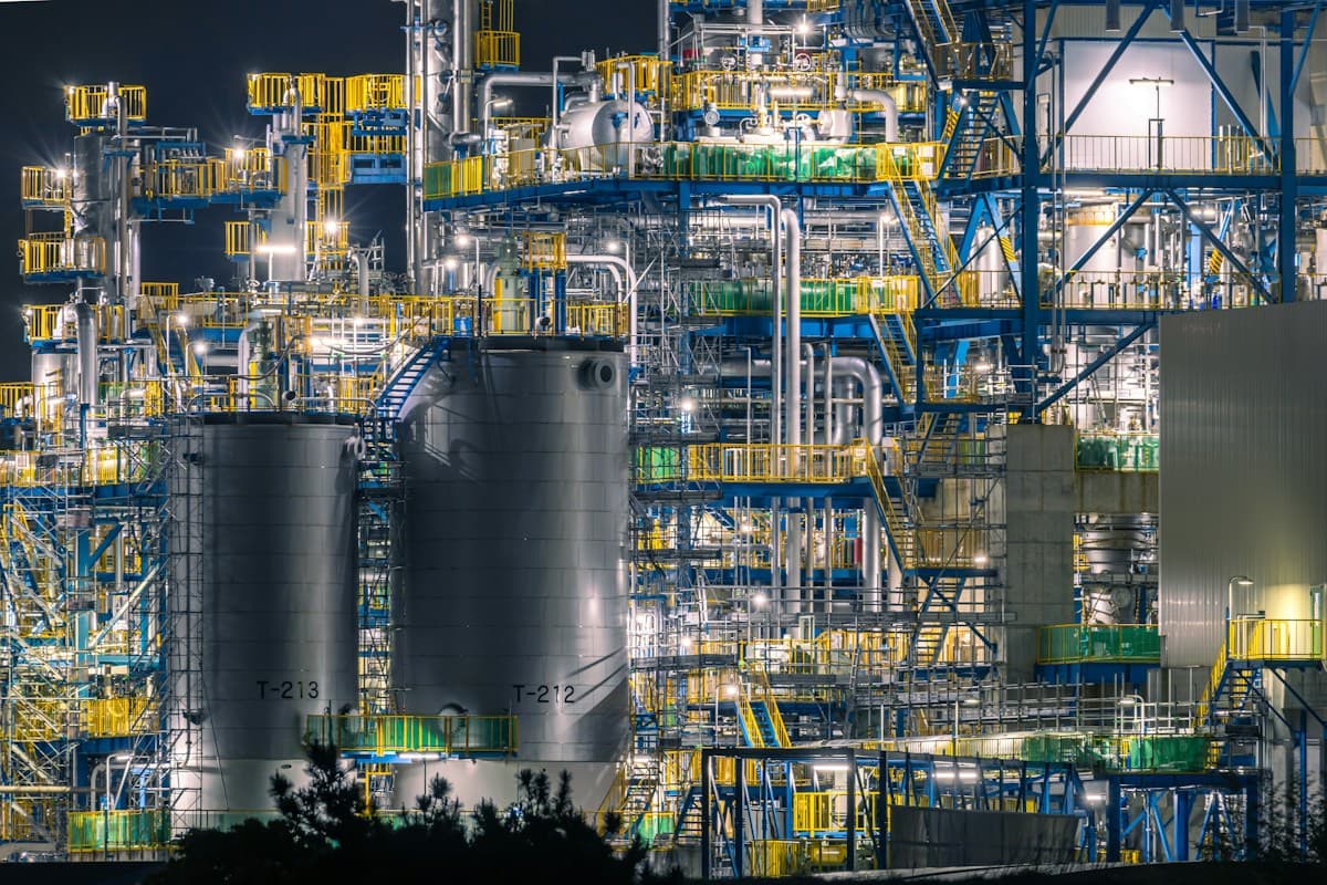 Fasilitas kilang minyak dan gas pada malam hari